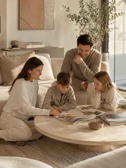 Familia disfrutando en la sala de una residencia Realeza